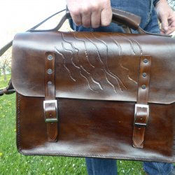 Ručne šitá kožená taška , veľkosť 420x 320 x 120 mm,2x zips,2 velké pričinky-jeden na notebook a jeden na šanóny a pod. 2 malé priečinky