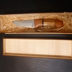 Dýka s darčekovou kazetou,čepeľ N690,rukoväť antikor,slivka,koža,miranta,jatoba