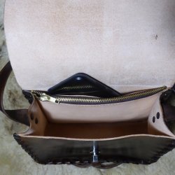 Vnútro kabelky s priečinkom na mobil a s priečinkom na zips